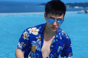 海天一色的蓝,爱好游泳的英俊小哥哥,满脸水嫩的模样,让人心动-大壹博客
