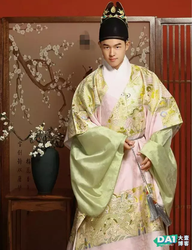 穿汉服的秀气小奶狗,一身正气,青春活力,一张脸让无数少女心动 穿汉服的秀气小奶狗,一身正气,青春活力,一张脸让无数少女心动