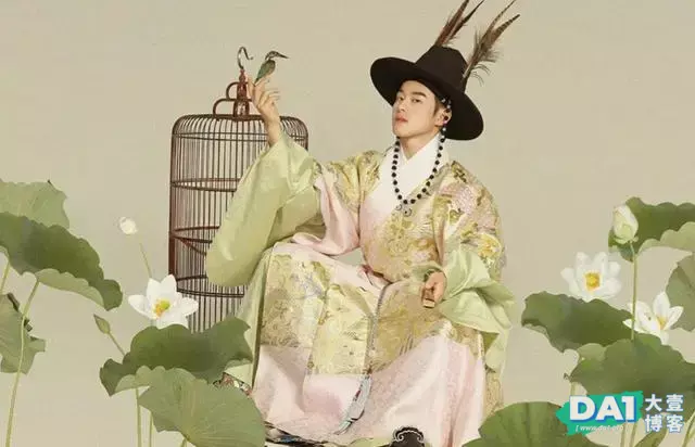 穿汉服的秀气小奶狗,一身正气,青春活力,一张脸让无数少女心动 穿汉服的秀气小奶狗,一身正气,青春活力,一张脸让无数少女心动