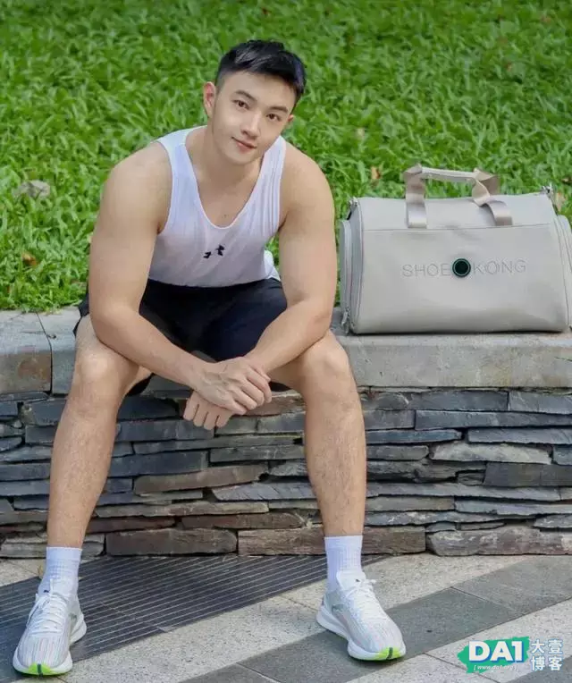 喜欢晨跑的健壮小狼狗,一身运动风格,年轻就是好,青春气息十足 喜欢晨跑的健壮小狼狗,一身运动风格,年轻就是好,青春气息十足