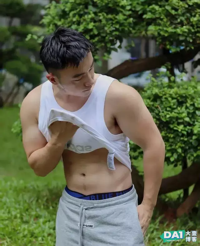 喜欢晨跑的健壮小狼狗,一身运动风格,年轻就是好,青春气息十足 喜欢晨跑的健壮小狼狗,一身运动风格,年轻就是好,青春气息十足