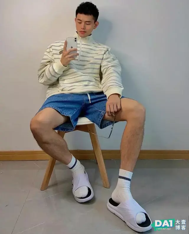 简单干净的穿搭风格,让身高185CM、外表痞帅的95后小哥哥更有型 简单干净的穿搭风格,让身高185CM、外表痞帅的95后小哥哥更有型