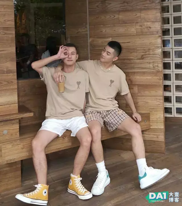 喜欢自拍的嘻哈小哥哥,和室友同框合影,暖暖甜甜的画面CP感十足 喜欢自拍的嘻哈小哥哥,和室友同框合影,暖暖甜甜的画面CP感十足