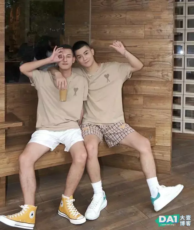 喜欢自拍的嘻哈小哥哥,和室友同框合影,暖暖甜甜的画面CP感十足 喜欢自拍的嘻哈小哥哥,和室友同框合影,暖暖甜甜的画面CP感十足
