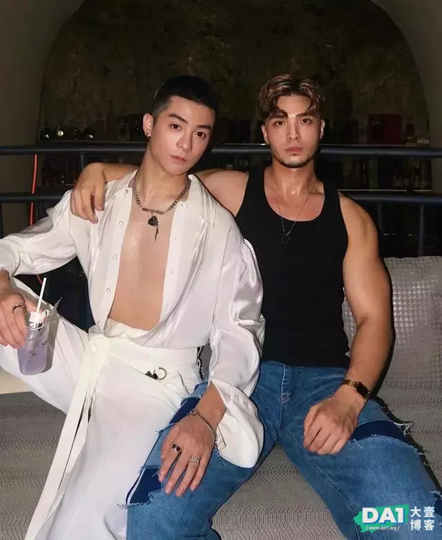 喜欢自拍的嘻哈小哥哥,和室友同框合影,暖暖甜甜的画面CP感十足 喜欢自拍的嘻哈小哥哥,和室友同框合影,暖暖甜甜的画面CP感十足