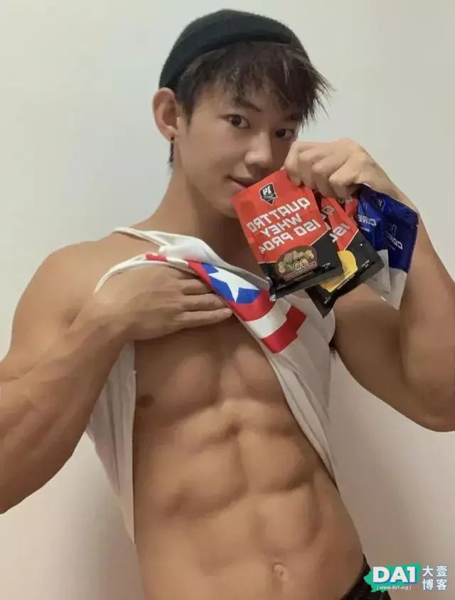 阳刚的气质,英俊的五官,结实的肌肉与稚嫩的容颜,男友力爆棚! 阳刚的气质,英俊的五官,结实的肌肉与稚嫩的容颜,男友力爆棚!