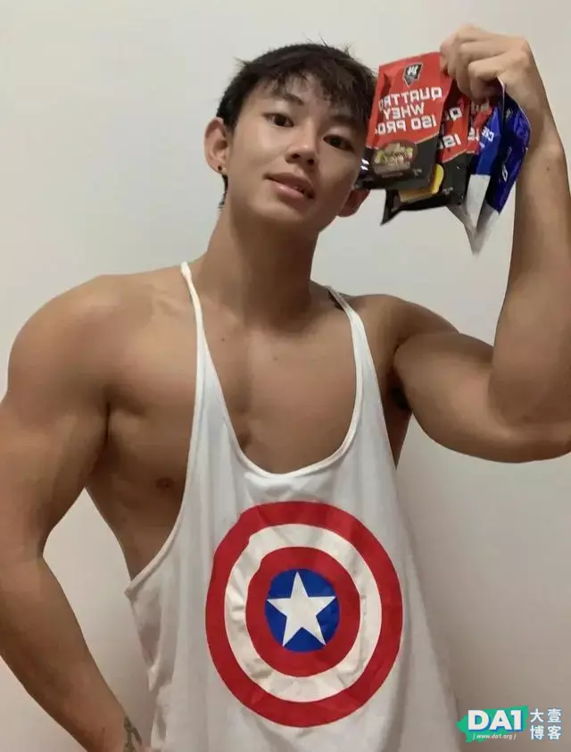 阳刚的气质,英俊的五官,结实的肌肉与稚嫩的容颜,男友力爆棚! 阳刚的气质,英俊的五官,结实的肌肉与稚嫩的容颜,男友力爆棚!