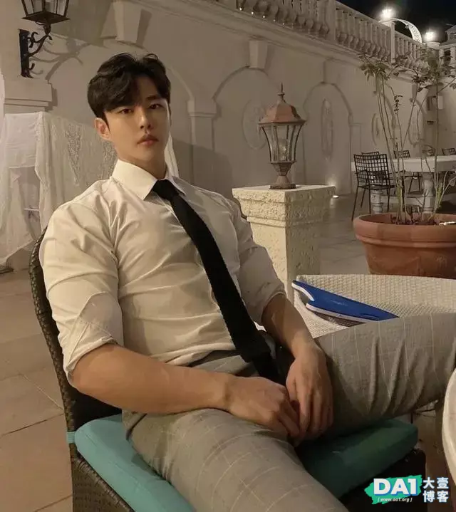 阳光帅气的宝藏男孩,凹凸有致的健壮身材,穿上正装简直不敢直视 阳光帅气的宝藏男孩,凹凸有致的健壮身材,穿上正装简直不敢直视