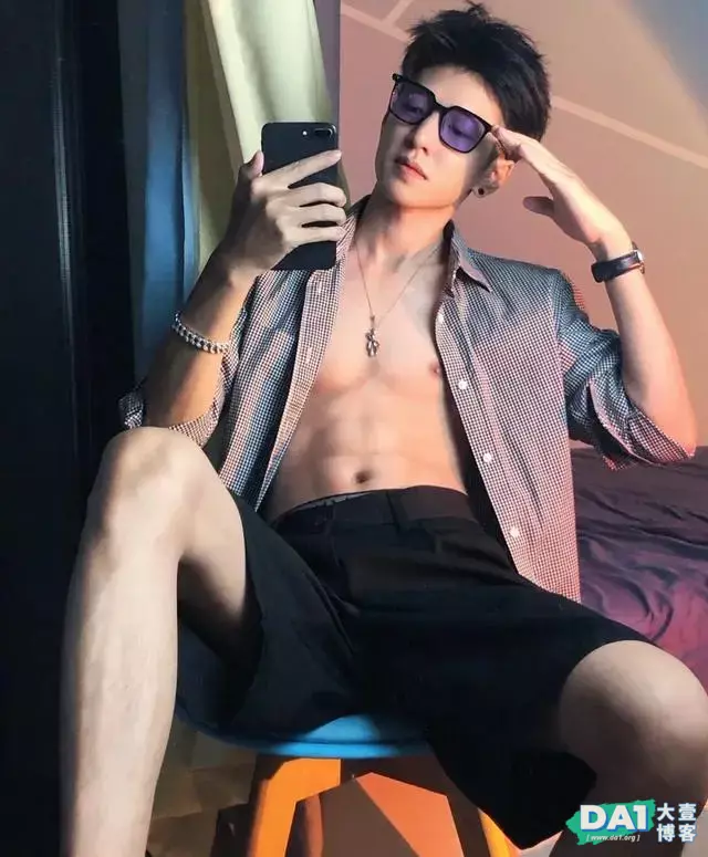 薄薄的马甲线、性感的身材,英俊的容颜,酷帅的同时更显阳刚气质 薄薄的马甲线、性感的身材,英俊的容颜,酷帅的同时更显阳刚气质