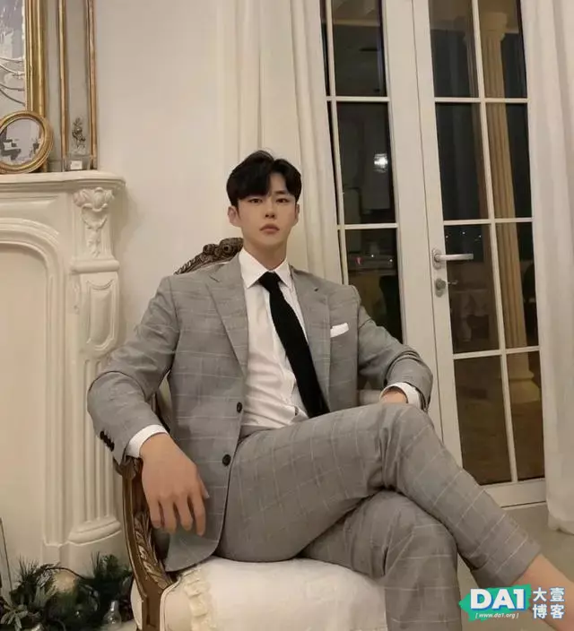 阳光帅气的宝藏男孩,凹凸有致的健壮身材,穿上正装简直不敢直视 阳光帅气的宝藏男孩,凹凸有致的健壮身材,穿上正装简直不敢直视