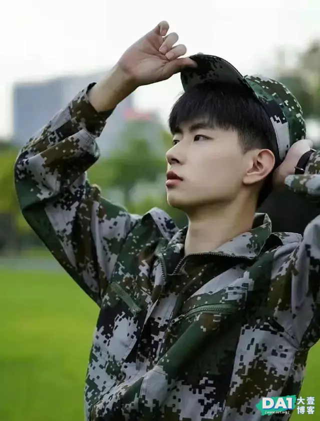 活力四射的青春美少年,身穿迷彩服,精神抖擞,这样的男生更迷人 活力四射的青春美少年,身穿迷彩服,精神抖擞,这样的男生更迷人