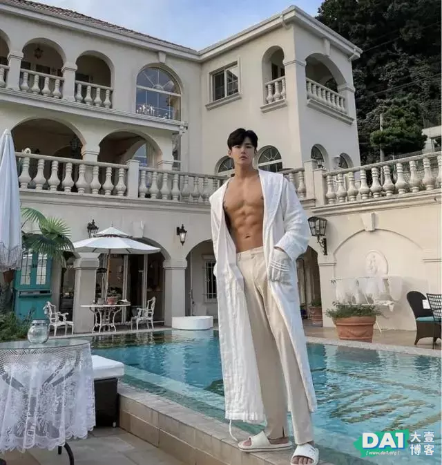 阳光帅气的宝藏男孩,凹凸有致的健壮身材,穿上正装简直不敢直视 阳光帅气的宝藏男孩,凹凸有致的健壮身材,穿上正装简直不敢直视