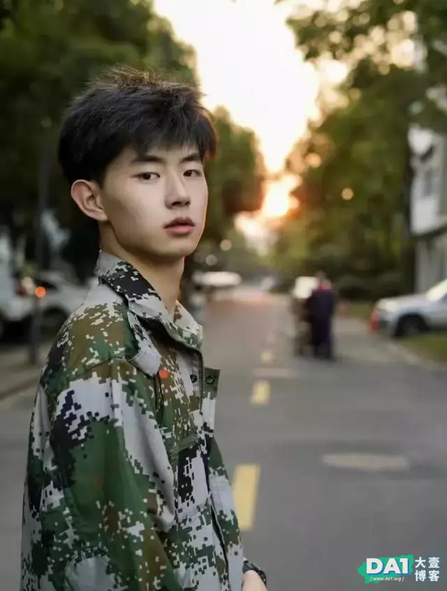 活力四射的青春美少年,身穿迷彩服,精神抖擞,这样的男生更迷人 活力四射的青春美少年,身穿迷彩服,精神抖擞,这样的男生更迷人