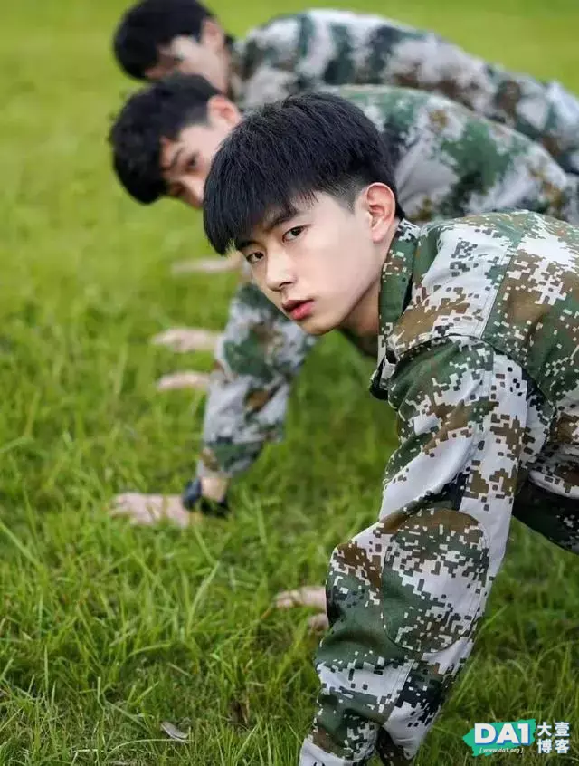 活力四射的青春美少年,身穿迷彩服,精神抖擞,这样的男生更迷人 活力四射的青春美少年,身穿迷彩服,精神抖擞,这样的男生更迷人