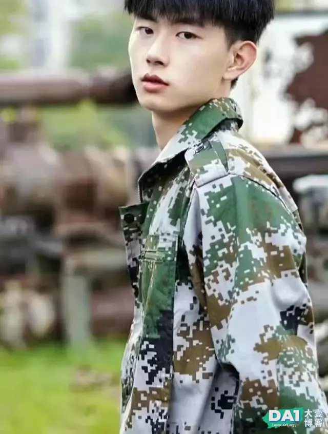 活力四射的青春美少年,身穿迷彩服,精神抖擞,这样的男生更迷人 活力四射的青春美少年,身穿迷彩服,精神抖擞,这样的男生更迷人