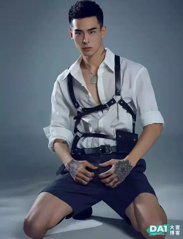 皮革束型带搭配白色衬衫,带点痞坏气质的男生,浑身尽显阳刚魅力 皮革束型带搭配白色衬衫,带点痞坏气质的男生,浑身尽显阳刚魅力