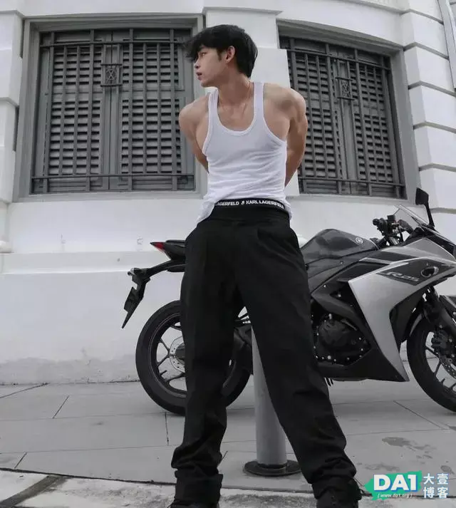 洋溢青春气息的机车男孩,颜值高,身材棒,健壮身躯尽显阳刚魅力 洋溢青春气息的机车男孩,颜值高,身材棒,健壮身躯尽显阳刚魅力