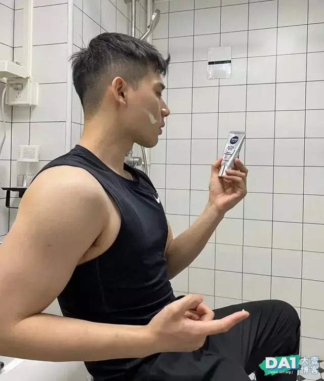 洋溢青春气息的机车男孩,颜值高,身材棒,健壮身躯尽显阳刚魅力 洋溢青春气息的机车男孩,颜值高,身材棒,健壮身躯尽显阳刚魅力