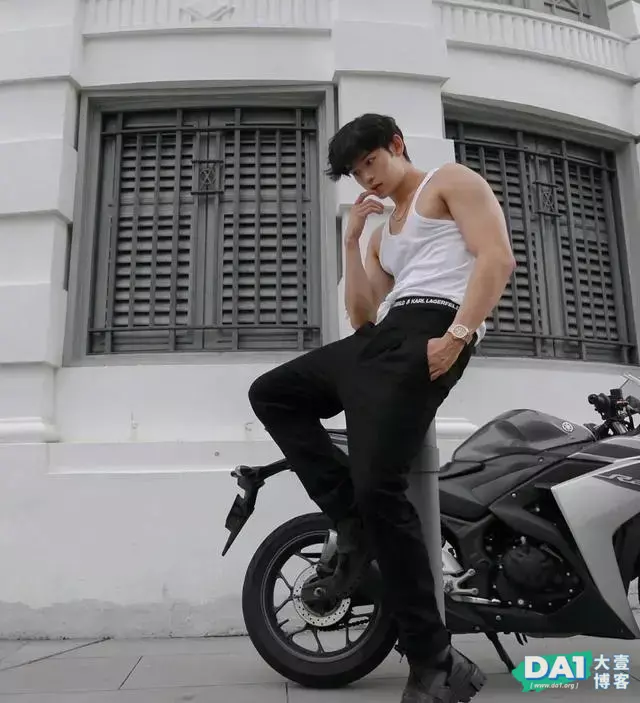 洋溢青春气息的机车男孩,颜值高,身材棒,健壮身躯尽显阳刚魅力 洋溢青春气息的机车男孩,颜值高,身材棒,健壮身躯尽显阳刚魅力