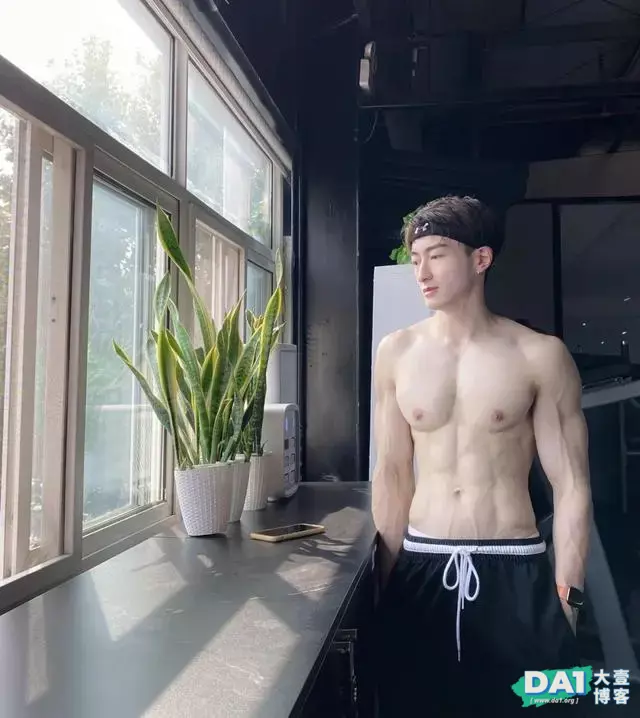 肌肤白如雪、爱好健身的阳光大男孩,酷帅的气质,让人有种亲切感 肌肤白如雪、爱好健身的阳光大男孩,酷帅的气质,让人有种亲切感