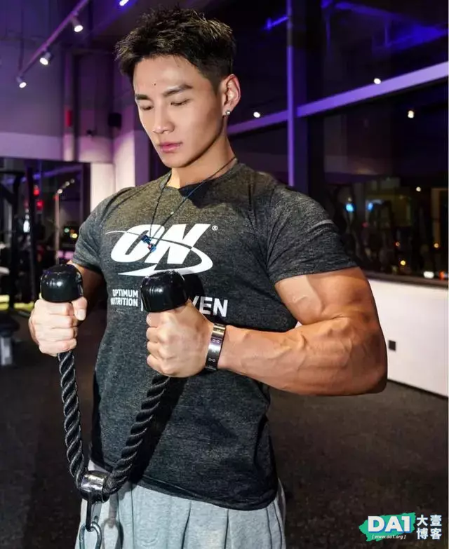 阳光般的气质，姣好的容颜，健壮有型的八块腹肌让人痴迷、羡慕！
