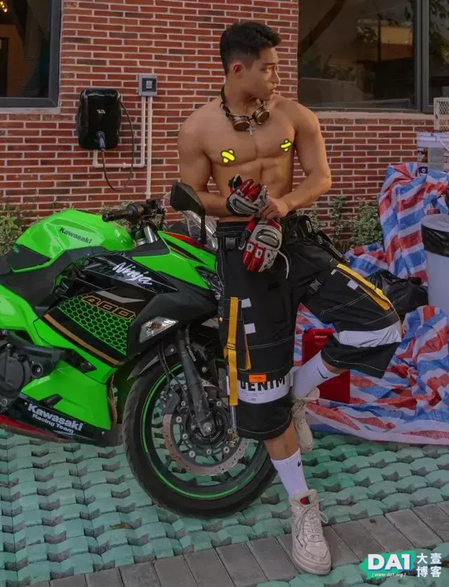 运动风十足的机车男孩,结实的肌肉,性感的马甲线,青春气息十足 运动风十足的机车男孩,结实的肌肉,性感的马甲线,青春气息十足