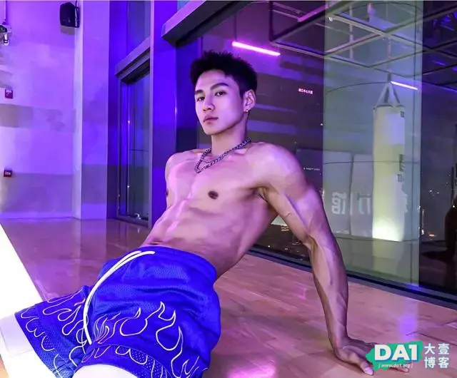肌肉发达,阳刚有型,有点痞坏的容颜让人心动,这身材也太养眼了 肌肉发达,阳刚有型,有点痞坏的容颜让人心动,这身材也太养眼了