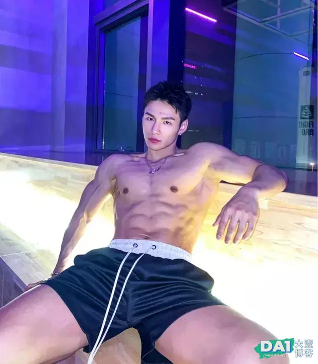 肌肉发达,阳刚有型,有点痞坏的容颜让人心动,这身材也太养眼了 肌肉发达,阳刚有型,有点痞坏的容颜让人心动,这身材也太养眼了