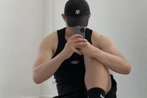 神秘的健身居家服男生，喜欢挡脸自拍，这位小哥哥其实长得很好看-大壹博客