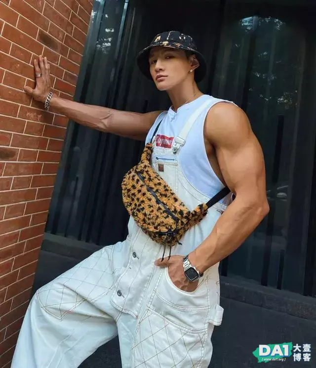 长相阳光健壮,连穿衣都这么时髦有型,浑身彰显男人气质与魅力! 长相阳光健壮,连穿衣都这么时髦有型,浑身彰显男人气质与魅力!