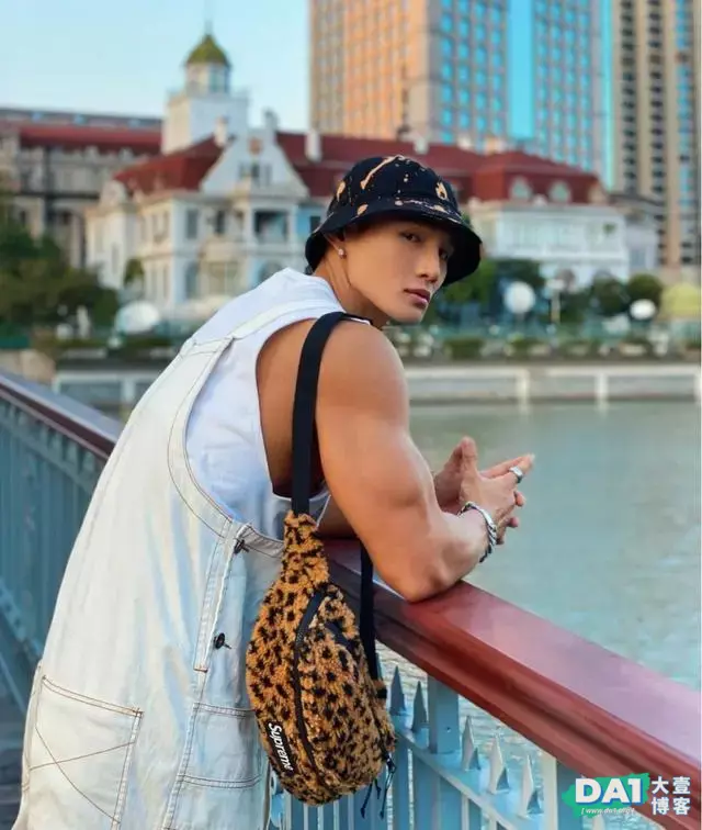 长相阳光健壮,连穿衣都这么时髦有型,浑身彰显男人气质与魅力! 长相阳光健壮,连穿衣都这么时髦有型,浑身彰显男人气质与魅力!