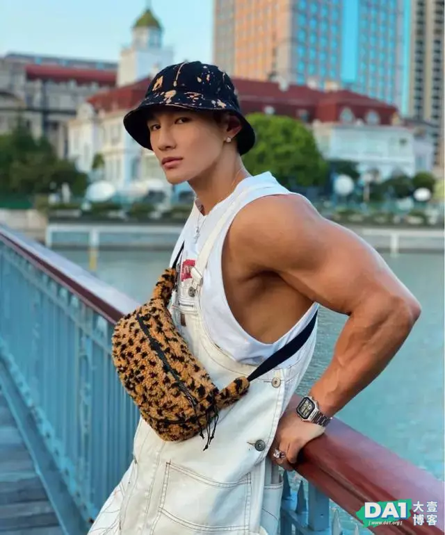 长相阳光健壮,连穿衣都这么时髦有型,浑身彰显男人气质与魅力! 长相阳光健壮,连穿衣都这么时髦有型,浑身彰显男人气质与魅力!