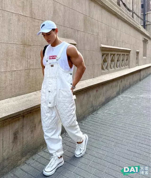 长相阳光健壮,连穿衣都这么时髦有型,浑身彰显男人气质与魅力! 长相阳光健壮,连穿衣都这么时髦有型,浑身彰显男人气质与魅力!