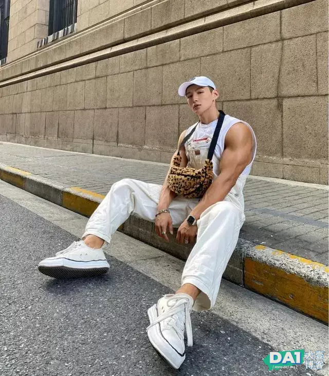 长相阳光健壮,连穿衣都这么时髦有型,浑身彰显男人气质与魅力! 长相阳光健壮,连穿衣都这么时髦有型,浑身彰显男人气质与魅力!