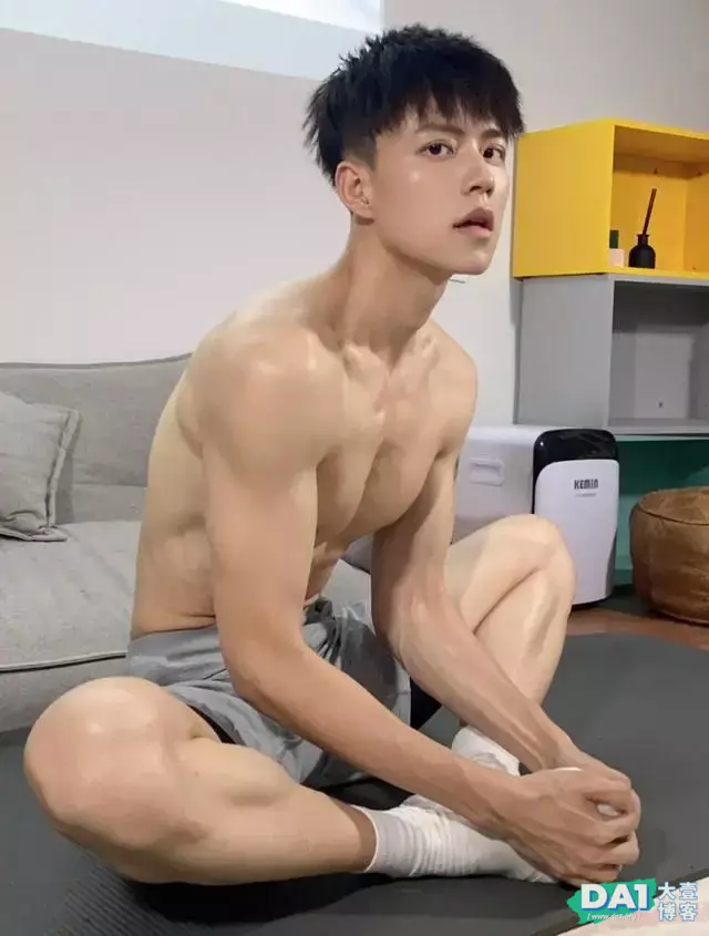 阳刚精干的体型,英俊、秀气的五官,浑身散发青春、活力的魅力! 阳刚精干的体型,英俊、秀气的五官,浑身散发青春、活力的魅力!