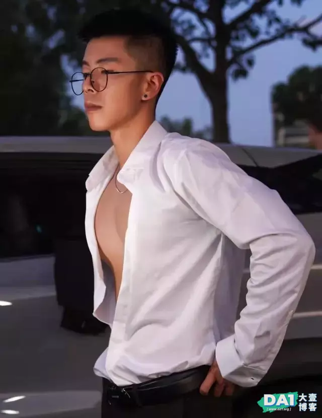 外形阳光,酷帅十足,浑身散发青春气质,颜值高身材好穿啥都有型 外形阳光,酷帅十足,浑身散发青春气质,颜值高身材好穿啥都有型