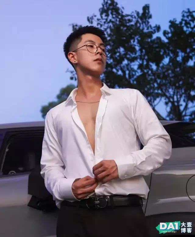 外形阳光,酷帅十足,浑身散发青春气质,颜值高身材好穿啥都有型 外形阳光,酷帅十足,浑身散发青春气质,颜值高身材好穿啥都有型