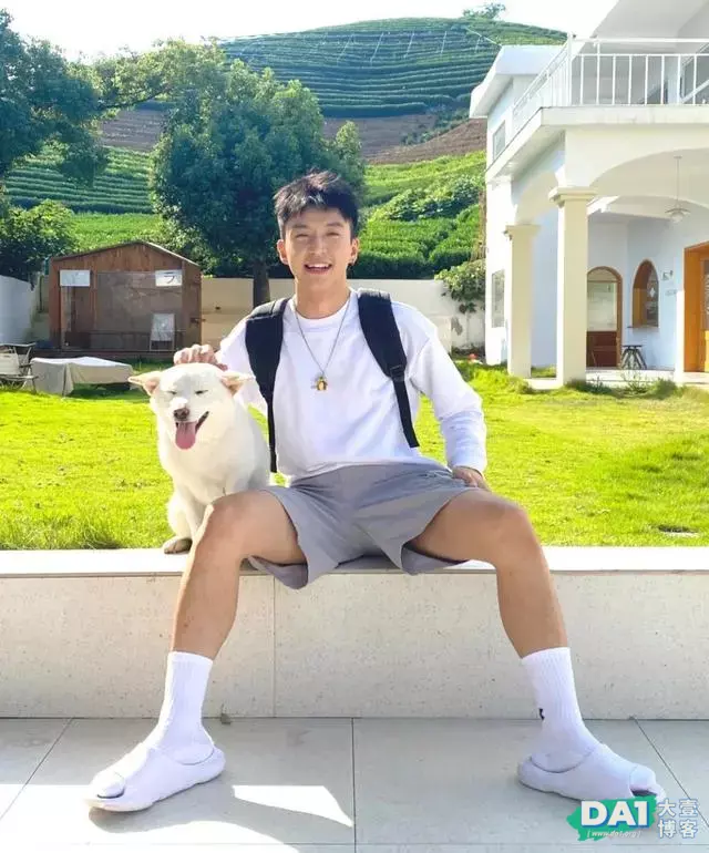 英俊、单纯的00后小奶狗,浑身散发青春气息,可爱的模样让人喜欢 英俊、单纯的00后小奶狗,浑身散发青春气息,可爱的模样让人喜欢