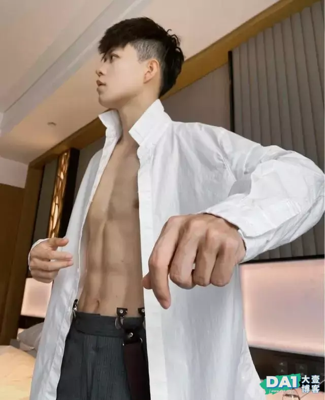 阳刚精干的体型,英俊、秀气的五官,浑身散发青春、活力的魅力! 阳刚精干的体型,英俊、秀气的五官,浑身散发青春、活力的魅力!