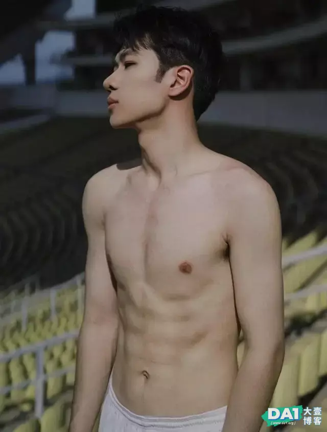 瘦高身材的青春美少年,干净清爽不油腻,看了有点想恋爱的感觉! 瘦高身材的青春美少年,干净清爽不油腻,看了有点想恋爱的感觉!