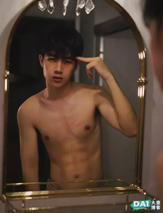 瘦高身材的青春美少年,干净清爽不油腻,看了有点想恋爱的感觉! 瘦高身材的青春美少年,干净清爽不油腻,看了有点想恋爱的感觉!