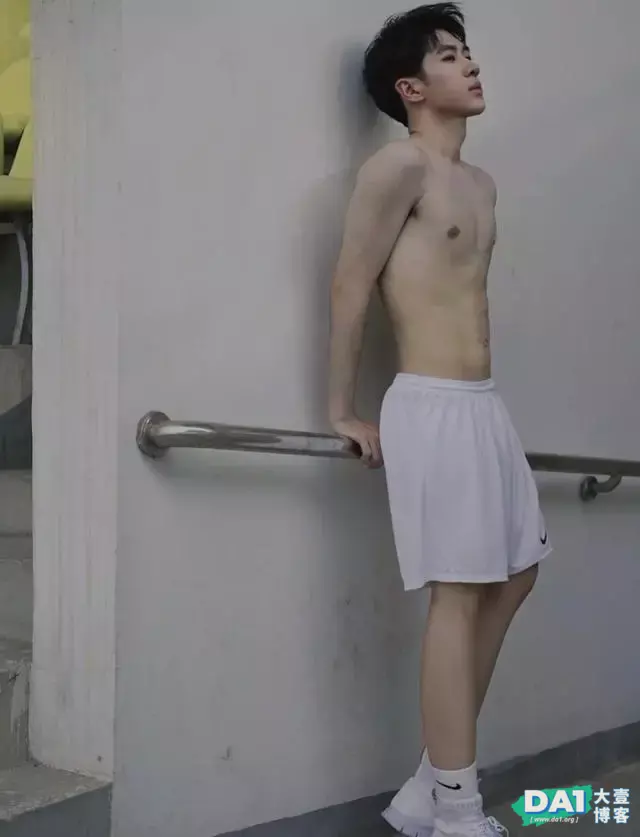 瘦高身材的青春美少年,干净清爽不油腻,看了有点想恋爱的感觉! 瘦高身材的青春美少年,干净清爽不油腻,看了有点想恋爱的感觉!