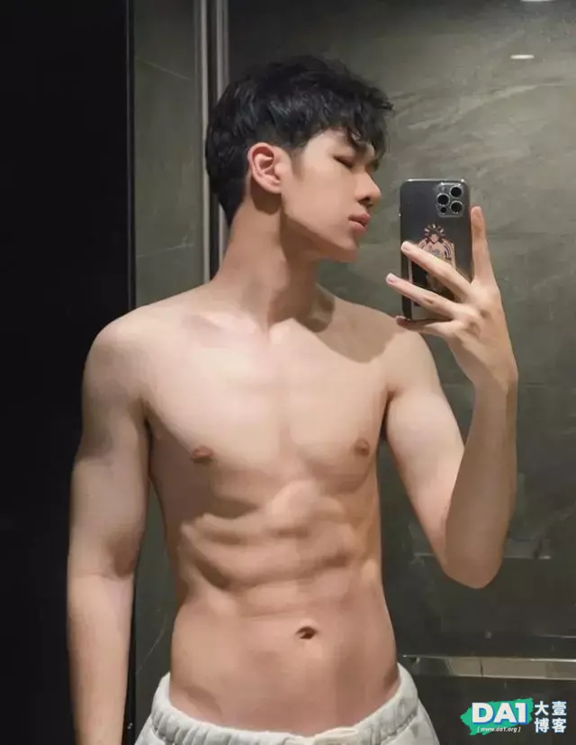 瘦高身材的青春美少年,干净清爽不油腻,看了有点想恋爱的感觉! 瘦高身材的青春美少年,干净清爽不油腻,看了有点想恋爱的感觉!
