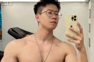 爱自拍、戴着眼镜的斯文男生，有颜值，身材棒，八块腹肌性感有型-大壹博客