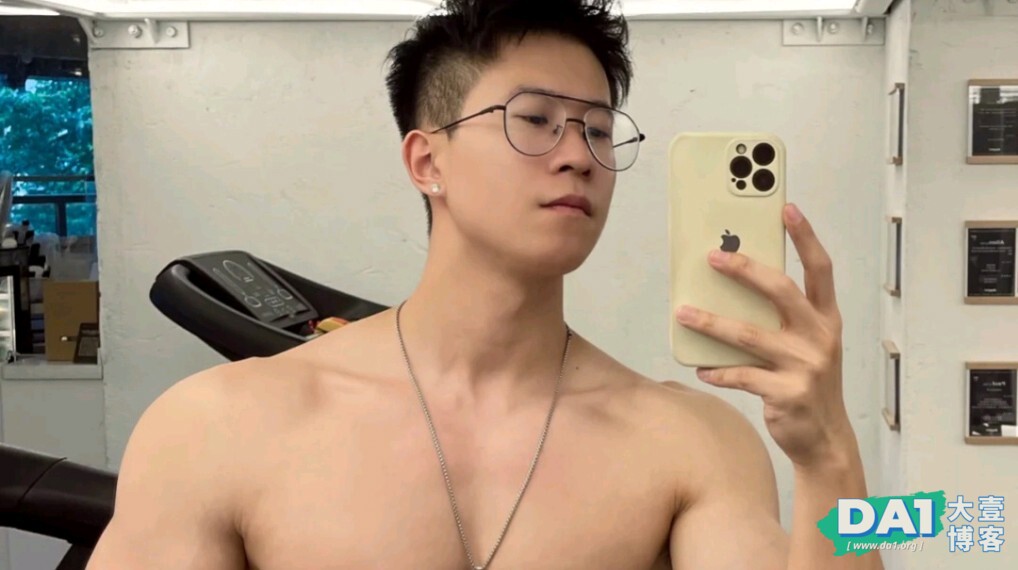 爱自拍、戴着眼镜的斯文男生，有颜值，身材棒，八块腹肌性感有型-大壹博客