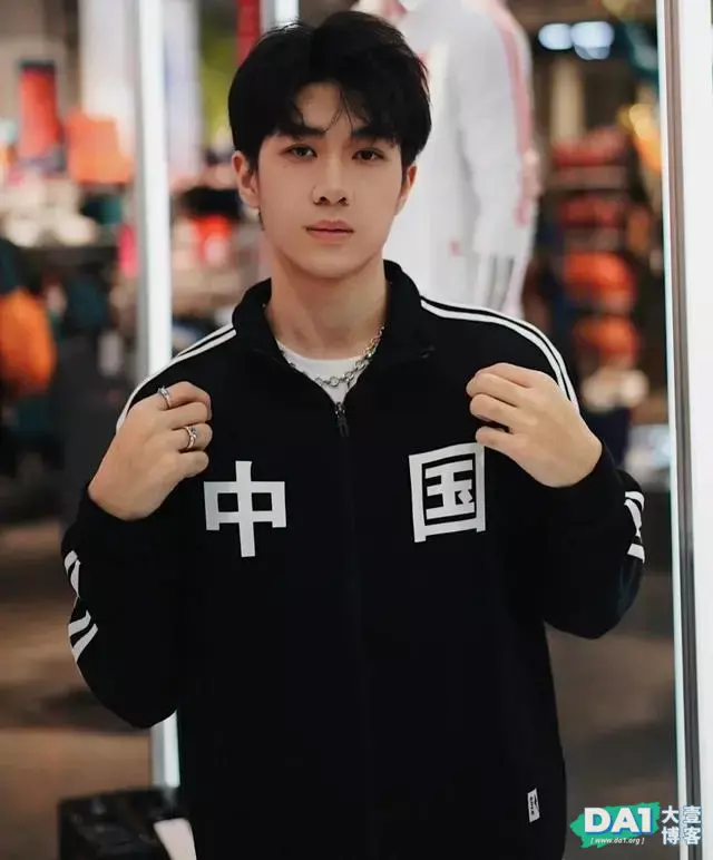 瘦高身材的青春美少年,干净清爽不油腻,看了有点想恋爱的感觉! 瘦高身材的青春美少年,干净清爽不油腻,看了有点想恋爱的感觉!