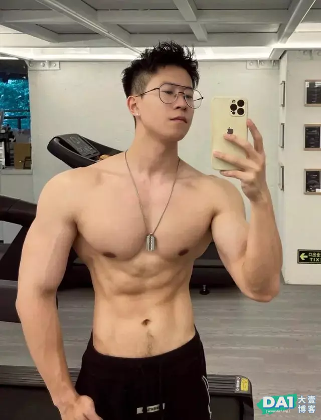 爱自拍、戴着眼镜的斯文男生,有颜值,身材棒,八块腹肌性感有型 爱自拍、戴着眼镜的斯文男生,有颜值,身材棒,八块腹肌性感有型