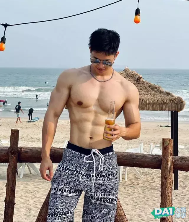 爱自拍、戴着眼镜的斯文男生,有颜值,身材棒,八块腹肌性感有型 爱自拍、戴着眼镜的斯文男生,有颜值,身材棒,八块腹肌性感有型