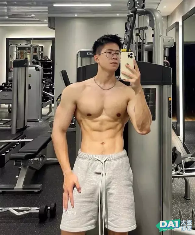 爱自拍、戴着眼镜的斯文男生,有颜值,身材棒,八块腹肌性感有型 爱自拍、戴着眼镜的斯文男生,有颜值,身材棒,八块腹肌性感有型