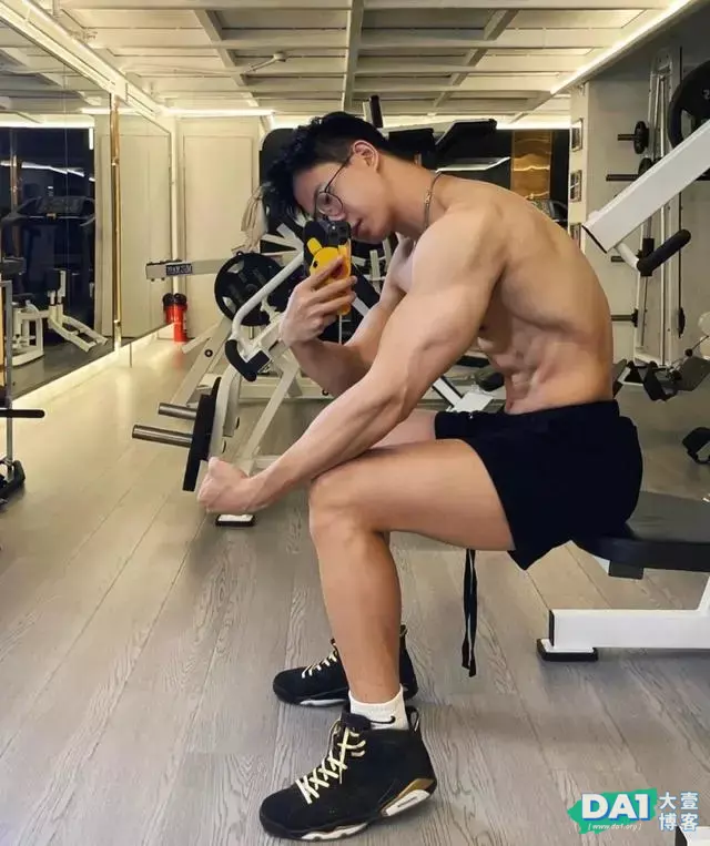 爱自拍、戴着眼镜的斯文男生,有颜值,身材棒,八块腹肌性感有型 爱自拍、戴着眼镜的斯文男生,有颜值,身材棒,八块腹肌性感有型